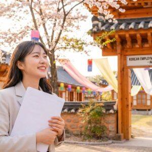 국민취업지원제도 승인을 받고 희망찬 표정의 구직자