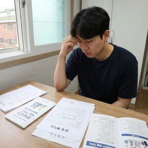 전세사기 예방 체크리스트 - 계약서 검토하는 모습과 경고 표시